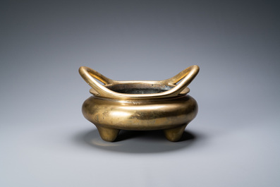 A large Chinese bronze tripod censer, Xuande mark with inscription, 17/18th C.