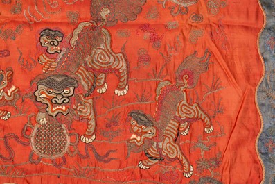Een Chinees met gouddraad geborduurd zijden 'boeddhistische leeuwen' paneel, 19e eeuw