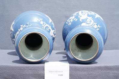 Une paire de vases en porcelaine de Chine en bleu monochrome d&eacute;cor&eacute;s en engobe blanche, Chine, 19&egrave;me