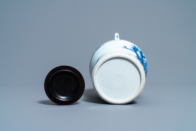 Une verseuse en porcelaine de Chine en bleu et blanc pour le march&eacute; vietnamien, Kangxi