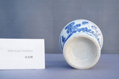 Un 'zhadou' en porcelaine de Chine en bleu et blanc, Kangxi