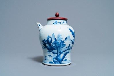 Une verseuse en porcelaine de Chine en bleu et blanc pour le march&eacute; vietnamien, Kangxi
