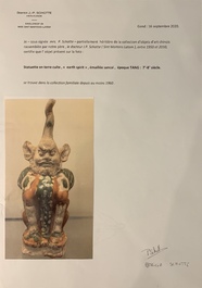 Een Chinees sancai-geglazuurd aardewerken beeld van een aardgeest, Tang