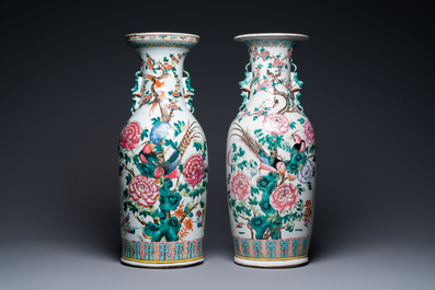 Deux vases en porcelaine de Chine famille rose &agrave; d&eacute;cor de ph&eacute;nix et de faisans, 19&egrave;me