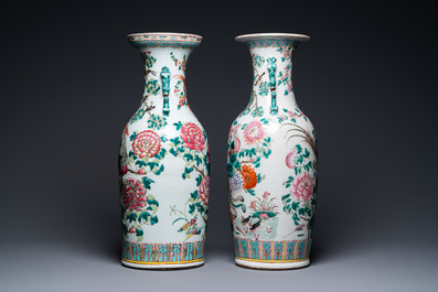 Deux vases en porcelaine de Chine famille rose &agrave; d&eacute;cor de ph&eacute;nix et de faisans, 19&egrave;me