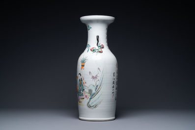 Un vase en porcelaine de Chine qianjiang cai aux anses en forme de p&ecirc;ches, 19/20&egrave;me