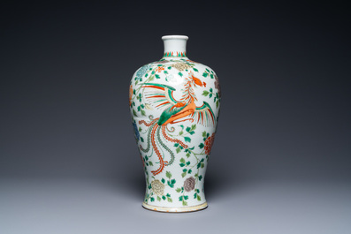 A Chinese famille verte 'meiping' vase with phoenixes, 19th C.