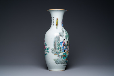 Un vase en porcelaine de Chine &agrave; double d&eacute;cor en qianjiang cai et famille rose, 19/20&egrave;me