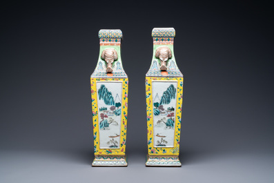 Une paire de vases en porcelaine de Chine famille rose aux anses en forme de t&ecirc;te d'&eacute;l&eacute;phant, 19&egrave;me