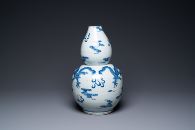 Een Chinese blauw-witte kalebasvaas met draken, Qianlong