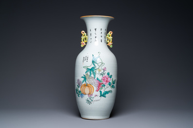 Een Chinese vaas met dubbel qianjiang cai en famille rose decor, 19/20e eeuw