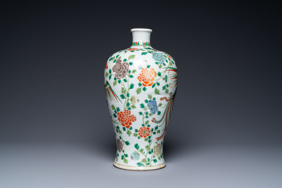 Un vase de forme 'meiping' en porcelaine de Chine famille verte &agrave; d&eacute;cor de ph&eacute;nix, 19&egrave;me