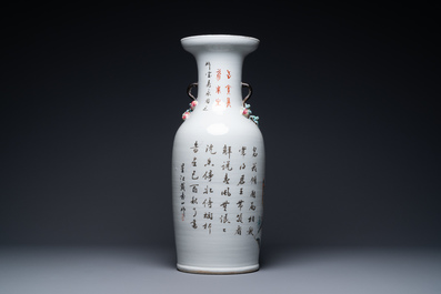 Een Chinese qianjiang cai vaas met perziken als handgrepen, 19/20e eeuw