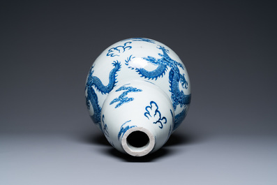 Un vase de forme double gourde en porcelaine de Chine en bleu et blanc &agrave; d&eacute;cor de dragons, Qianlong