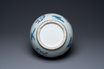 Un vase de forme double gourde en porcelaine de Chine en bleu et blanc &agrave; d&eacute;cor de dragons, Qianlong
