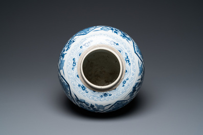 Een Chinese blauw-witte pot met figuratieve medaillons, Kangxi