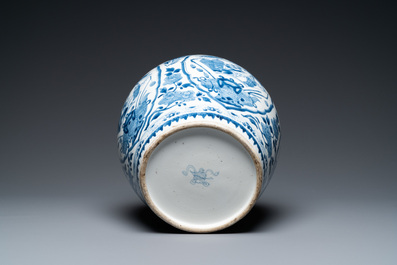 Un pot en porcelaine de Chine en bleu et blanc &agrave; d&eacute;cor de m&eacute;daillons figuratifs, Kangxi