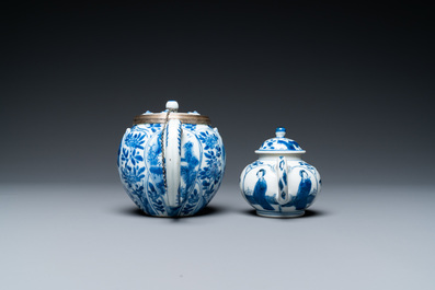 Twee Chinese blauw-witte theepotten, Kangxi