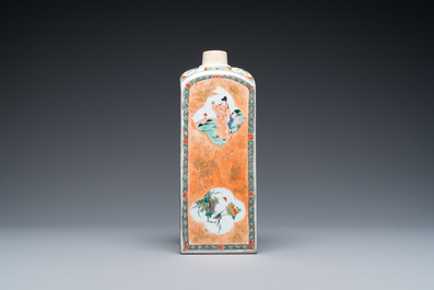 Une bouteille de forme carr&eacute;e en porcelaine de Chine famille verte, Kangxi