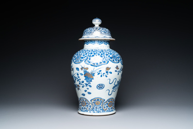 Een Chinese blauw-witte en vergulde dekselvaas, Kangxi/Yongzheng