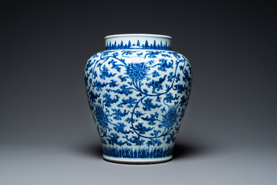 Een Chinese blauw-witte vaas met lotusslingers, Kangxi