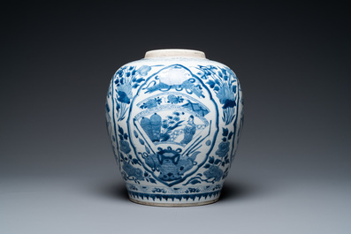 Een Chinese blauw-witte pot met figuratieve medaillons, Kangxi