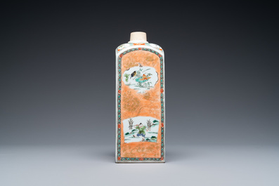 Une bouteille de forme carr&eacute;e en porcelaine de Chine famille verte, Kangxi