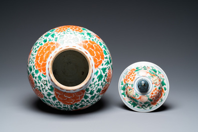 Un vase couvert en porcelaine de Chine famille verte &agrave; d&eacute;cor de lions bouddhistes, Kangxi
