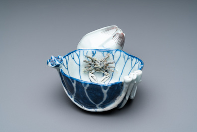 Een Chinese blauw-witte en koperrode 'krab in lotus' waterdruppelaar, Kangxi