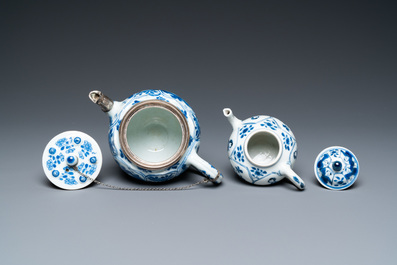 Deux th&eacute;i&egrave;res couvertes en porcelaine de Chine en bleu et blanc, Kangxi