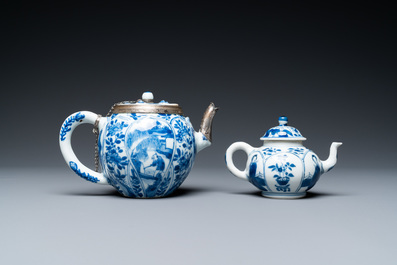 Deux th&eacute;i&egrave;res couvertes en porcelaine de Chine en bleu et blanc, Kangxi
