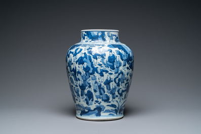 Un vase en porcelaine de Chine en bleu et blanc &agrave; d&eacute;cor des '100 gar&ccedil;ons', Kangxi