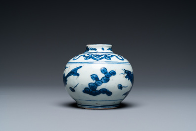 Un petit vase en porcelaine de Chine en bleu et blanc &agrave; d&eacute;cor de carpes, Wanli