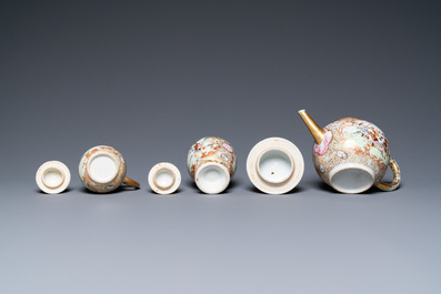 Un service &agrave; th&eacute; de 18 pi&egrave;ces en porcelaine de Chine famille rose &agrave; d&eacute;cor d'une chasse aux lapins, Qianlong