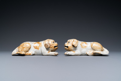 Une paire de mod&egrave;les de chiens en porcelaine de Chine, Qianlong/Jiaqing