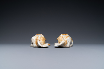 Une paire de mod&egrave;les de chiens en porcelaine de Chine, Qianlong/Jiaqing