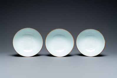 Trois bols en porcelaine de Chine en bleu et blanc &agrave; d&eacute;cor 'Shou', Kangxi