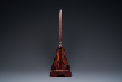 Een Chinees houten tafelscherm met qianjiang cai plaquette, 19e eeuw