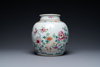 Un pot couvert en porcelaine de Chine famille rose &agrave; d&eacute;cor floral, Qianlong