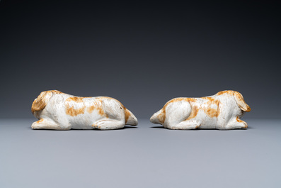 Une paire de mod&egrave;les de chiens en porcelaine de Chine, Qianlong/Jiaqing