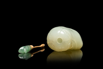 Een Chinese lichte celadon jade snuiffles, 18/19e eeuw