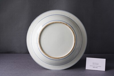 Une paire de grands plats en porcelaine de Chine en bleu et blanc &agrave; d&eacute;cor d'une sc&egrave;ne du 'Xi Xiang Ji', Yongzheng