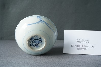 Un bol en porcelaine de Chine en bleu et blanc figurant Cui Yingying et sa m&egrave;re du 'Xi Xiang Ji', Kangxi