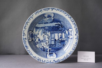 Une paire de grands plats en porcelaine de Chine en bleu et blanc &agrave; d&eacute;cor d'une sc&egrave;ne du 'Xi Xiang Ji', Yongzheng