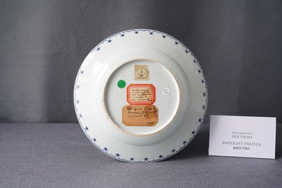 Un plat en porcelaine de Chine en bleu et blanc &agrave; d&eacute;cor '&agrave; la tonnelle' d'apr&egrave;s Cornelis Pronk, Qianlong