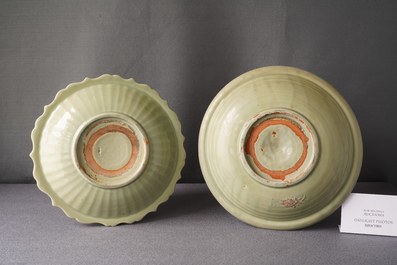 Twee Chinese Longquan celadon schotels met onderglazuur decor, Ming