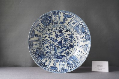 A very large Chinese blue and white kraak porcelain charger with phoenixes, Wanli