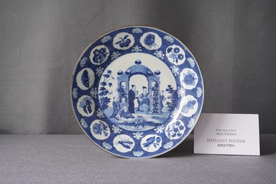 Een Chinese blauw-witte schotel met prieeldecor naar Cornelis Pronk, Qianlong