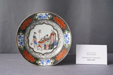 Une assiette en porcelaine de Chine famille rose &agrave; bordure en imitation d'argent, Yongzheng