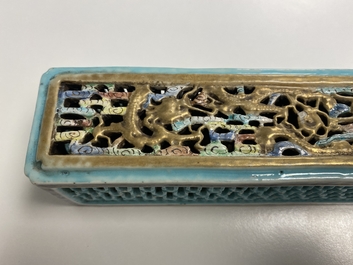 A Chinese famille rose 'erotical subject' cricket box, 1st half 19th C.